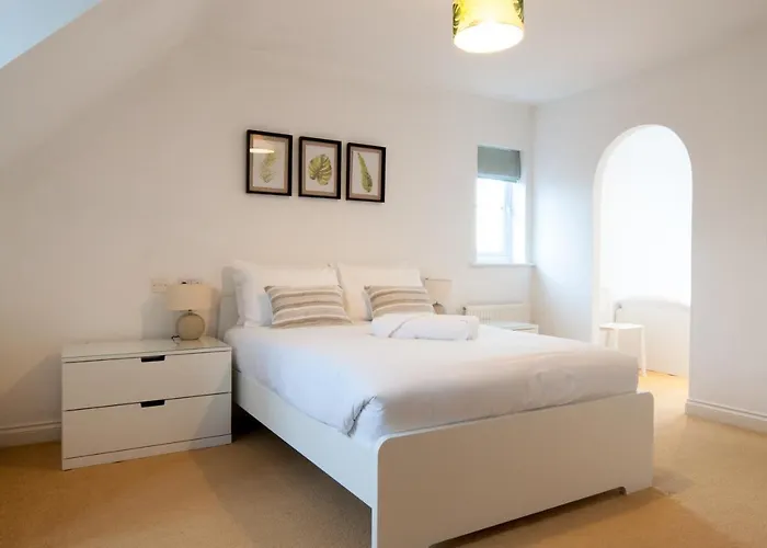 Newly Furnished Aztec House